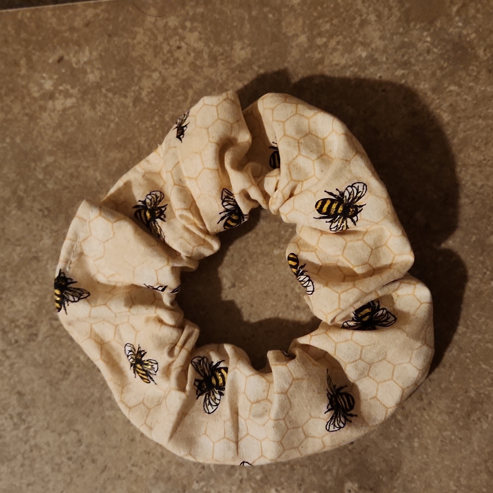 🐻  New Scrunchie Save the Bees